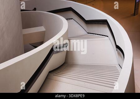 6 décembre 2025, Zayed National Museum Abu Dhabi, eau : escalier intérieur minimaliste avec des courbes gracieuses et un design abstrait moderne Banque D'Images