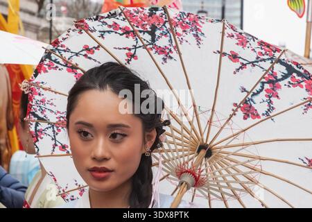 Angleterre, Londres, Festival du nouvel an chinois, Portrait d'une participante attirante vêtue d'un costume chinois traditionnel Banque D'Images