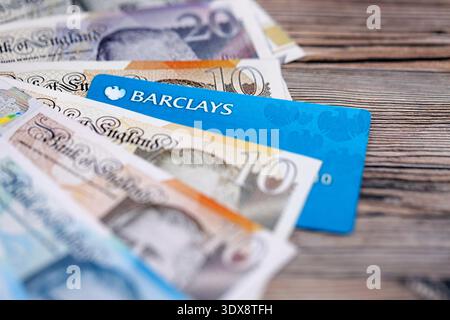 KIEV, UKRAINE - 28 JANVIER 2026 carte bancaire Barclays et billets d'argent en livre britannique sur la table close up. Barclays Bank est la banque la plus populaire au Royaume-Uni Banque D'Images