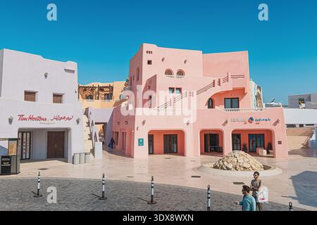 30 novembre 2025, Doha, Qatar : quartier Mina Vieux Port de Doha avec des bâtiments aux couleurs pastel Banque D'Images