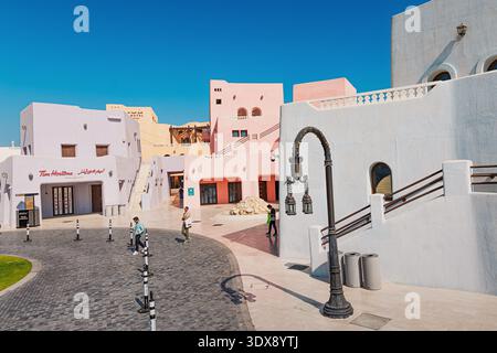 30 novembre 2025, Doha, Qatar : quartier Mina Vieux Port de Doha avec des bâtiments aux couleurs pastel Banque D'Images