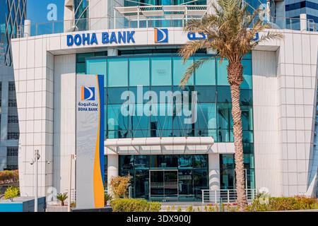 30 novembre 2025, Doha, Qatar : extérieur du bâtiment de la Banque de Doha, représentant l'industrie financière et le développement économique Banque D'Images