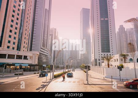 1er décembre 2025, Doha, Qatar : paysage urbain avec ses gratte-ciel imposants et son trafic routier animé, mettant en valeur l'architecture moderne et le paysage urbain Banque D'Images
