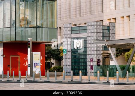 2 décembre 2025, Doha, Qatar : architecture moderne du bâtiment de la station de métro et environnement urbain de rue Banque D'Images