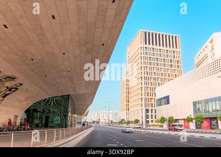 2 décembre 2025, Doha, Qatar : rue urbaine avec des bâtiments modernes et des détails architecturaux dans le quartier de Msheireb Banque D'Images