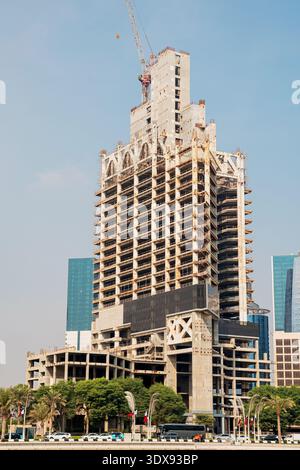 1er décembre 2025, Doha, Qatar : site de construction de gratte-ciel inachevé et abandonné près du front de mer de Corniche avec horizon urbain Banque D'Images