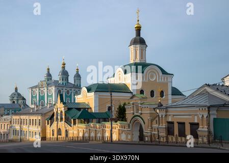 SMOLENSK, RUSSIE - 12 JUILLET 2024 : Monastère de la Sainte Trinité et cathédrale de l'Assomption dans le paysage urbain. Smolensk, Russie Banque D'Images