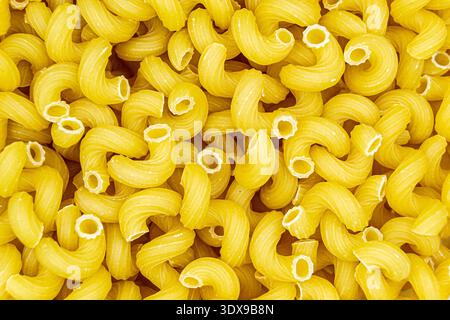 Beaucoup de délicieuses pâtes italiennes sur le comptoir du marché de l'épicerie, nourriture bio savoureuse composée de pâtes italiennes crues fraîches en gros plan, belle texture mûre de n Banque D'Images