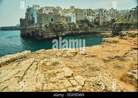 Vue sur les bâtiments historiques de la ville perchés sur des falaises calcaires surplombant la mer Adriatique, Polignano a Mare, Pouilles, Italie, Europe. Banque D'Images