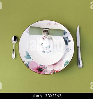 3D rendu de l'oeuf doux-bouilli avec ornement de Pâques coquillage placé sur l'assiette avec t-cuillère et couteau prêt pour le petit déjeuner de Pâques Banque D'Images