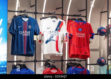 2 décembre 2025, Qatar, aéroport de Hamad : Qatar Airways sur Paris Saint Germain maillots de football accrochés dans un magasin de vêtements de sport Banque D'Images