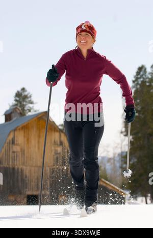 Une jeune femme sourit alors qu'elle skie de fond à Jackson Hole, Wyoming. Banque D'Images