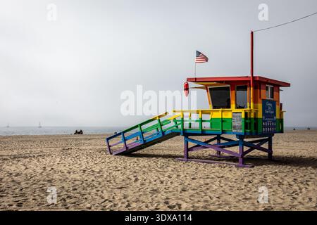 Tour de sauveteur arc-en-ciel sur la plage de Santa Monica Banque D'Images