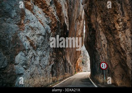 Passage rocheux étroit sur la route de sa Calobra, Serra de Tramuntana Banque D'Images
