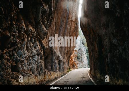 Passage rocheux étroit sur la route de sa Calobra, Serra de Tramuntana Banque D'Images