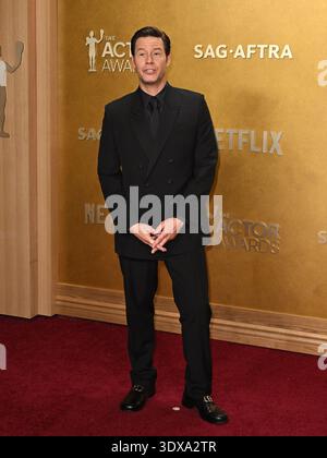 Los Angeles, États-Unis. 01 mars 2026. IKE Barinholtz arrive à la 32e cérémonie annuelle des Actor Awards qui s'est tenue au Shrine Auditorium le 1er mars 2026 à Los Angeles, CA. © Starbuck/AFF-USA.COM crédit : AFF/Alamy Live News Banque D'Images