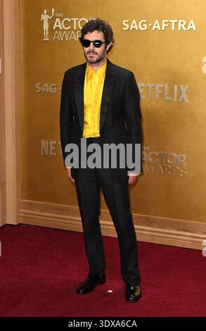 Los Angeles, États-Unis. 01 mars 2026. Adam Brody arrive à la 32e cérémonie annuelle des Actor Awards qui s'est tenue au Shrine Auditorium le 1er mars 2026 à Los Angeles, CA. © Starbuck/AFF-USA.COM crédit : AFF/Alamy Live News Banque D'Images