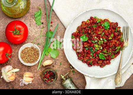 Ragoût de haricots rouges dans une sauce tomate avec ail, coriandre, coriandre et épices. Lobio. Un plat de la cuisine géorgienne. Mise au point sélective Banque D'Images