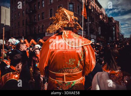 New York, New York, États-Unis. 1er mars 2026. Un homme habillé comme le Dieu de la fortune, Cai Shen, une figure traditionnelle associée à apporter richesse et prospérité, lors de la 28e parade annuelle du nouvel an chinois dans le quartier chinois de Manhattan. (Crédit image : © Farhad Parsa/ZUMA Press Wire) USAGE ÉDITORIAL SEULEMENT ! Non destiné à UN USAGE commercial ! Banque D'Images