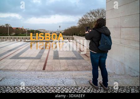 Femme prenant des photos à Lisbonne Portugal dans le parc Eduardo VII Banque D'Images
