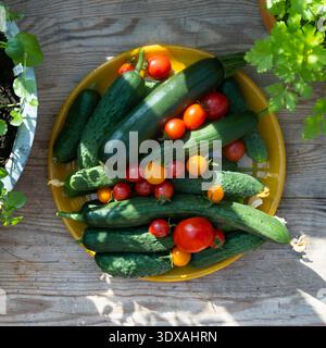 Directement au-dessus de la dose de légumes frais dans une assiette sur la table Banque D'Images