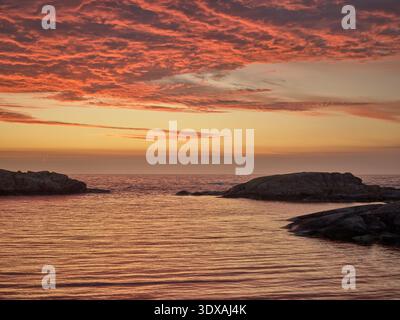 Vue panoramique sur mer contre ciel dramatique Banque D'Images