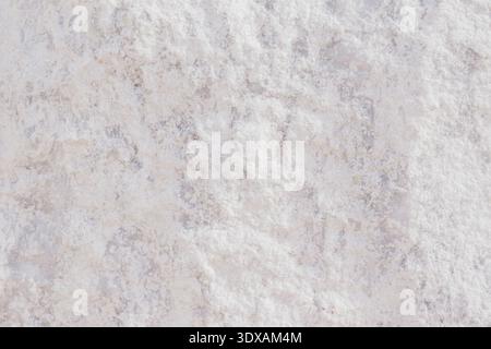 Gros plan sur la texture de pierre naturelle blanche. Surface en marbre clair ou calcaire avec de subtiles veines grises Banque D'Images