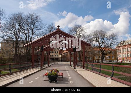 Norvège, rues historiques de Trondheim, quais en bois, maisons en bois colorées, célèbre pont à Trondheim Banque D'Images