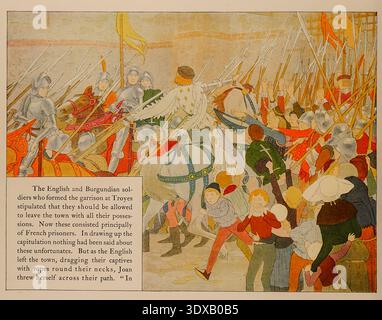 Jeanne d'Arc, vêtue d'une armure blanche ornée de fleur de lis, affronte vaillamment des soldats anglais à cheval qui traînent des prisonniers français dans une ville, faisant preuve de courage et de défiance. Illustration tirée du livre Jeanne d'Arc de Boutet de Monvel, Louis Maurice, paru en 1918 Banque D'Images