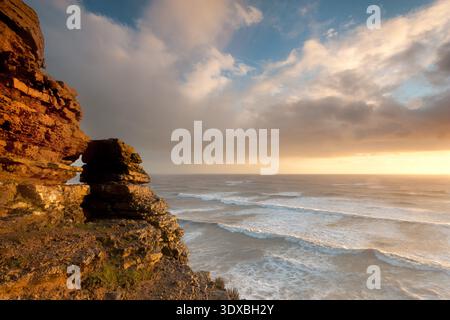 Lumière dorée du soir illuminant les falaises de calcaire au-dessus de l'océan Atlantique sur la côte patrimoniale de Glamorgan, Vale of Glamorgan, pays de Galles, Royaume-Uni. Banque D'Images