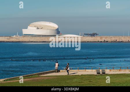 Terminal de croisière moderne de Leixões à Matosinhos, Porto, Portugal. Surfeurs et gens par l'océan bleu sous un ciel clair. Banque D'Images