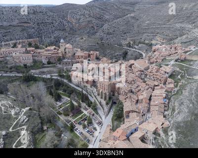 Vue aérienne de la vieille ville avec des toits en terre cuite en cascade sur la pente, entouré par un terrain accidenté, Albarracín, Aragon, Espagne. Banque D'Images