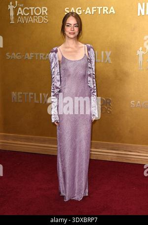 Los Angeles, États-Unis. 01 mars 2026. Emma Stone arrive à la 32e cérémonie annuelle des Actor Awards qui s'est tenue au Shrine Auditorium le 1er mars 2026 à Los Angeles, CA. © Starbuck/AFF-USA.COM crédit : AFF/Alamy Live News Banque D'Images
