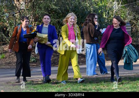 Londres, Royaume-Uni. 02 mars 2026. Carla Denyer (2e à gauche), Hannah Spencer et Ellie Chowns aux Victoria Tower Gardens, Londres, Angleterre, Royaume-Uni le lundi 2 mars 2026, Hannah Spencer est dévoilée comme la nouvelle députée du Parti Vert après avoir remporté l'élection partielle de Gorton et Denton à Manchester après la démission du député travailliste Andrew Gwynne. Crédit : Justin Ng/Alamy Live News. Banque D'Images