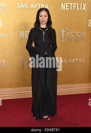 Los Angeles, États-Unis. 01 mars 2026. Chloe Zhao arrive à la 32e cérémonie annuelle des Actor Awards qui s'est tenue au Shrine Auditorium le 1er mars 2026 à Los Angeles, CA. © Starbuck/AFF-USA.COM crédit : AFF/Alamy Live News Banque D'Images