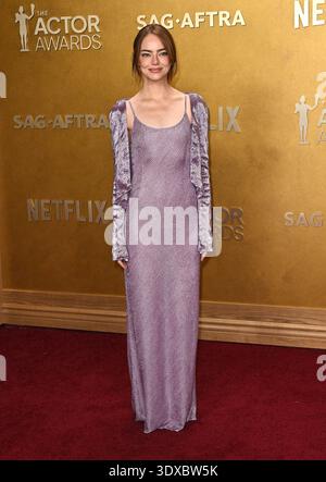 Los Angeles, États-Unis. 01 mars 2026. Emma Stone arrive à la 32e cérémonie annuelle des Actor Awards qui s'est tenue au Shrine Auditorium le 1er mars 2026 à Los Angeles, CA. © Starbuck/AFF-USA.COM crédit : AFF/Alamy Live News Banque D'Images