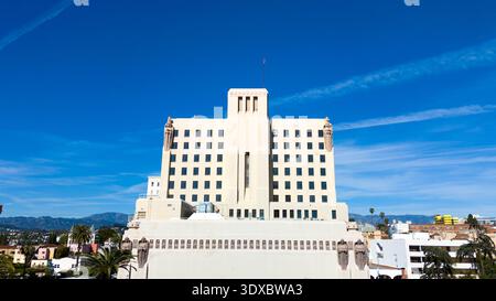 Vue aérienne de l'architecture blanche et éclatante de l'emblématique bâtiment SAG-AFTRA, un phare contre le ciel bleu vibrant, Los Angeles, Californie, United S. Banque D'Images