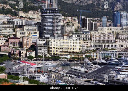 Vue panoramique sur Monte Carlo Monaco, Port Hercule avec superyachts et gratte-ciel contre des montagnes rocheuses.Monte Carlo, Monaco Banque D'Images