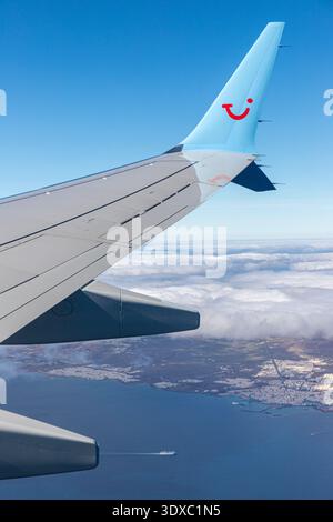 L'aile tribord d'un Boeing 737 de Tui Airways survole l'océan Atlantique en approchant Lanzarote dans les îles Canaries espagnoles Banque D'Images