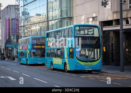 Liverpool, Royaume-Uni, 14 février 2026 : les bus à impériale stationnés à un arrêt sur Lord Street dans le centre-ville. Banque D'Images