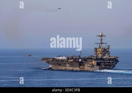 Le porte-avions de classe Nimitz USS Harry S. Truman (CVN 75) effectue des opérations aériennes dans la zone de responsabilité du commandement central des États-Unis. 27 mars 2025. Usage éditorial exclusif. Ne pas approuver. Crédit : US Navy. Banque D'Images