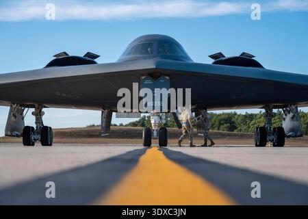 Les aviateurs américains affectés au 393rd Bomber Generation Squadron préparent un avion B-2 Spirit pour le vol à Pease Air National Guard base, New Hampshire, le 20 septembre 2025. La 509th Bomb Wing, stationnée à Whiteman Air Force base, est la seule aile de service actif qui exploite le B-2 Spirit. Le 509 BW a été renommé 509th Bombardment Wing et était auparavant stationné à Pease AFB, qui est devenu plus tard Pease ANGB après la désactivation de la base de service actif après la guerre froide. Usage éditorial exclusif. Ne pas approuver. Crédit : US Air Force / Sgt. D'état-major Joshua Hastings. Banque D'Images