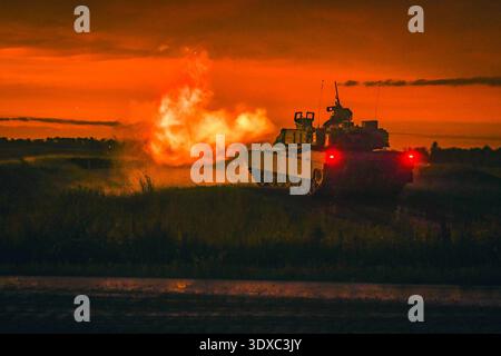 Les soldats du 1st Combined Arms Battalion - 145th Armor Regiment de la Garde nationale de l'Ohio mènent une formation au tir réel avec le char de bataille principal M1A2 SEPv3 Abrams au Camp Ripley Training Center près de Little Falls, Minnesota, le 28 juillet 2025. Usage éditorial exclusif. Ne pas approuver. Crédit : Garde nationale du Minnesota / Tony Housey. Banque D'Images