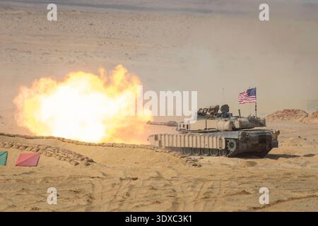 Un char de combat principal M1A2 Abrams affecté au 3rd Squadron, 278th Armored Cavalry Regiment, Task Force Reaper, participe à un exercice conjoint d'entraînement au tir réel dans le cadre de BRIGHT STAR 25, base militaire Mohamed Naguib, 7 septembre 2025. BRIGHT STAR 25 améliore la préparation et renforce la capacité de nos partenaires à fonctionner ensemble de manière transparente tout en améliorant l'interopérabilité dans un environnement d'opérations conjointes. Usage éditorial exclusif. Ne pas approuver. Crédit : Armée américaine / Sgt. Grace Nechanicky. Banque D'Images