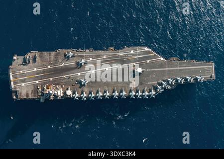 Le plus grand porte-avions du monde, l'USS Gerald R. Ford (CVN 78), navigue dans la mer Ionienne le 29 juillet 2025. Gerald R. Ford participe à l'activité de vigilance renforcée de l'OTAN sur la grève de Neptune qui facilite l'intégration maritime combinée et démontre la détermination et la disponibilité de la force à défendre et à protéger la sécurité et la paix des Nations alliées en utilisant les moyens de capacités haut de gamme alliés. Usage éditorial exclusif. Ne pas approuver. Crédit : US Navy / Petty Officer 2nd Class Maxwell Orlosky. Banque D'Images