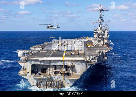 Un hélicoptère MH-60S Sea Hawk, attaché aux « Dragonslayers » du Helicopter Sea combat Squadron (HSC) 11, transporte des munitions du pont d'envol du porte-avions USS Harry S. Truman (CVN 75) de classe Lewis et Clark au navire ravitailleur USNS Robert E. Peary (T-AKE 5) lors d'un déchargement de munitions. Truman est actuellement en cours dans l'océan Atlantique, le 4 août 2025. Usage éditorial exclusif. Ne pas approuver. Crédit : US Navy / Petty Officer 2nd Class Mike Shen Banque D'Images