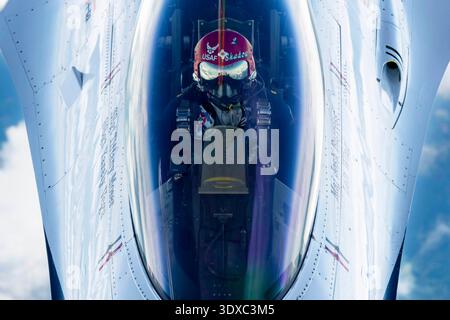 Le Major Joshua Burress, pilote de l'aile gauche de l'escadron de démonstration de l'US Air Force, Thunderbird 2, pilotant le jet No. 2, se prépare à être ravitaillé par un KC-135 Stratotanker avec la 121st Air ravitaillement Wing au-dessus du ciel de Virginie, le 18 juin 2025. Les « Thunderbirds » voyageaient pour le Dayton Air Show à Dayton, Ohio, États-Unis. Usage éditorial exclusif. Ne pas approuver. Crédit : U.S. Air National Guard / Staff Sgt. Ivy Thomas. Banque D'Images