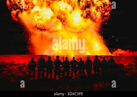 Des techniciens en élimination d'explosifs avec l'unité mobile 11 d'élimination d'explosifs (EODMU-11) posent pour une photo de groupe sur la base navale d'armes aériennes de China Lake, le 18 décembre 2025. L'EODMU-11, un commandement subordonné du groupe 1 d'élimination des engins explosifs (EODGRU-1), opère dans le cadre de la Navy Expeditionary combat Force, fournissant des forces d'EOD et de Diver maritimes qualifiées, capables et déployables dans le monde entier pour soutenir une gamme d'opérations. Usage éditorial exclusif. Ne pas approuver. Crédit : US Navy / Petty Officer 2nd Class August Clawson. Banque D'Images