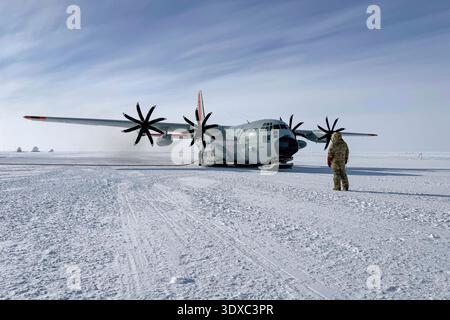 Capitaine de la Garde nationale aérienne Jacob Reisler et Tech. Le sergent Jacob Walen, membre de la 109e escadre de transport aérien, fait le plein d'un LC-130 Hercules à la station du pôle Sud Amundsen-Scott, Antarctique, 11 décembre 2025. La 109th Airlift Wing exploite le plus grand avion au monde capable d'atterrir sur la neige et la glace à l'aide de skis. Usage éditorial exclusif. Ne pas approuver. Crédit : US Air Force / Lt. Col. Jacob Papp. Banque D'Images