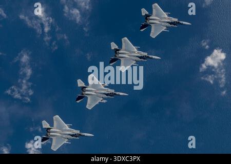 Une formation de quatre avions de chasse F-15EX Eagle II de l'US Air Force, affectés à la base aérienne d'Eglin, en Floride, survolent le golfe d'Amérique, le 21 novembre 2025. Le secrétaire de l'Armée de l'Air Troy Meink a volé sur le siège arrière du jet de plomb dans le cadre de sa visite à la base aérienne d'Eglin. Le vol a orienté Meink vers les tactiques, techniques et procédures du F-15EX développées et avancées par la 53e Escadre pour inclure la capacité d'armement, la survie de nouvelle génération, et les radars, capteurs et capacités de mise en réseau de nouvelle génération. Usage éditorial exclusif. Ne pas approuver. Crédit : US Air Force / Blake Wiles. Banque D'Images